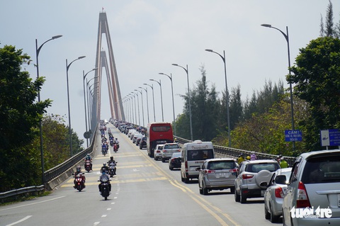 Cầu Rạch Miễu kẹt xe ngày mùng 2 Tết, phà tạm hoạt động hết công suất - Ảnh 1. Cầu Rạch Miễu kẹt xe ngày mùng 2 Tết, phà tạm hoạt động hết công suất - Ảnh 1.