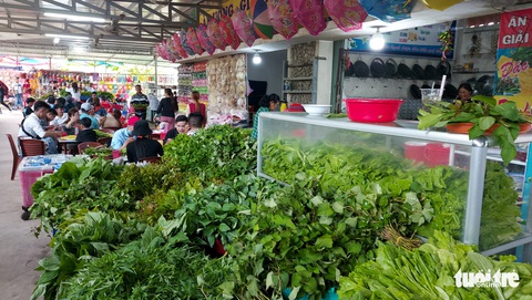 Lượng khách hành hương về nóc nhà miền Tây giảm mạnh - Ảnh 5. Lượng khách hành hương về nóc nhà miền Tây giảm mạnh - Ảnh 5.