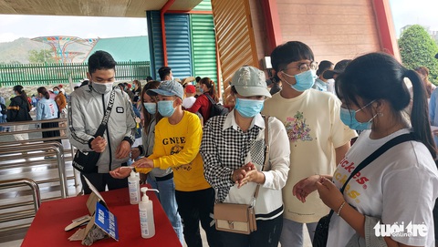 Lượng khách hành hương về nóc nhà miền Tây giảm mạnh - Ảnh 4. Lượng khách hành hương về nóc nhà miền Tây giảm mạnh - Ảnh 4.