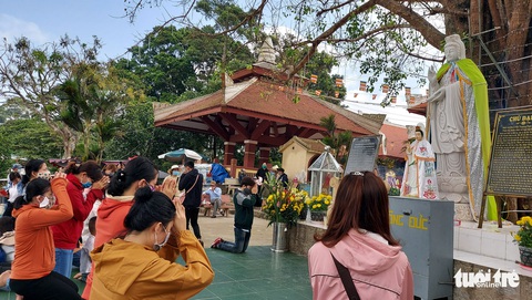 Lượng khách hành hương về nóc nhà miền Tây giảm mạnh - Ảnh 9. Lượng khách hành hương về nóc nhà miền Tây giảm mạnh - Ảnh 9.