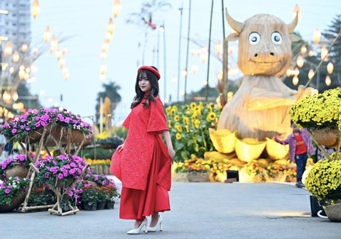 Tà áo dài Việt phấp phới tại đường hoa Home Hanoi Xuan - Ảnh 3. Tà áo dài Việt phấp phới tại đường hoa Home Hanoi Xuan - Ảnh 3.