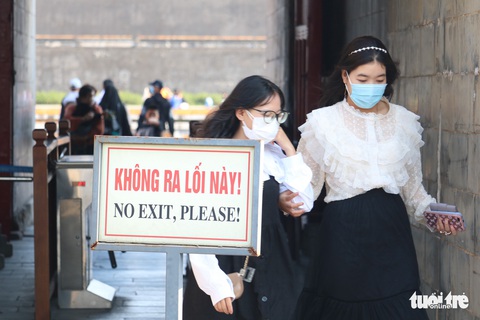 Người dân du xuân miễn phí ở di tích Huế - Ảnh 7. Người dân du xuân miễn phí ở di tích Huế - Ảnh 7.