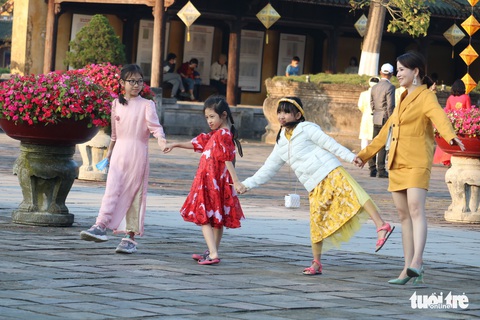 Người dân du xuân miễn phí ở di tích Huế - Ảnh 3. Người dân du xuân miễn phí ở di tích Huế - Ảnh 3.