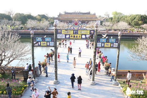 Người dân du xuân miễn phí ở di tích Huế - Ảnh 5. Người dân du xuân miễn phí ở di tích Huế - Ảnh 5.