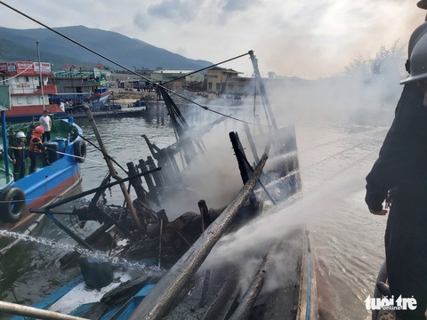 Mùng 3 Tết, 3 tàu cá ở cảng cá Thọ Quang bốc cháy dữ dội - Ảnh 6. Mùng 3 Tết, 3 tàu cá ở cảng cá Thọ Quang bốc cháy dữ dội - Ảnh 6.