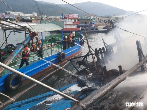Mùng 3 Tết, 3 tàu cá ở cảng cá Thọ Quang bốc cháy dữ dội - Ảnh 4. Mùng 3 Tết, 3 tàu cá ở cảng cá Thọ Quang bốc cháy dữ dội - Ảnh 4.