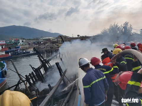 Mùng 3 Tết, 3 tàu cá ở cảng cá Thọ Quang bốc cháy dữ dội - Ảnh 3. Mùng 3 Tết, 3 tàu cá ở cảng cá Thọ Quang bốc cháy dữ dội - Ảnh 3.