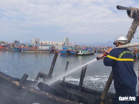 Mùng 3 Tết, 3 tàu cá ở cảng cá Thọ Quang bốc cháy dữ dội - Ảnh 5. Mùng 3 Tết, 3 tàu cá ở cảng cá Thọ Quang bốc cháy dữ dội - Ảnh 5.