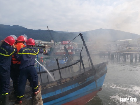 Mùng 3 Tết, 3 tàu cá ở cảng cá Thọ Quang bốc cháy dữ dội - Ảnh 2. Mùng 3 Tết, 3 tàu cá ở cảng cá Thọ Quang bốc cháy dữ dội - Ảnh 2.
