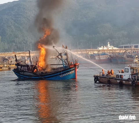 Mùng 3 Tết, 3 tàu cá ở cảng cá Thọ Quang bốc cháy dữ dội - Ảnh 1. Mùng 3 Tết, 3 tàu cá ở cảng cá Thọ Quang bốc cháy dữ dội - Ảnh 1.