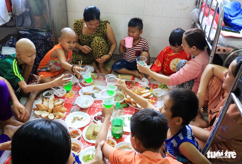 Ấm áp bữa ăn đầu năm cho bệnh nhi ung thư - Ảnh 2. Ấm áp bữa ăn đầu năm cho bệnh nhi ung thư - Ảnh 2.