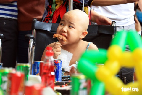 Ấm áp bữa ăn đầu năm cho bệnh nhi ung thư - Ảnh 8. Ấm áp bữa ăn đầu năm cho bệnh nhi ung thư - Ảnh 8.