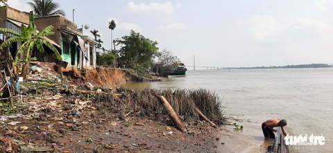 Phà quay đầu va đuôi vào bờ, 6 căn nhà lọt xuống sông trưa mùng 3 Tết - Ảnh 1. Phà quay đầu va đuôi vào bờ, 6 căn nhà lọt xuống sông trưa mùng 3 Tết - Ảnh 1.