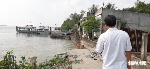 Phà quay đầu va đuôi vào bờ, 6 căn nhà lọt xuống sông trưa mùng 3 Tết - Ảnh 4. Phà quay đầu va đuôi vào bờ, 6 căn nhà lọt xuống sông trưa mùng 3 Tết - Ảnh 4.