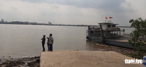 Phà quay đầu va đuôi vào bờ, 6 căn nhà lọt xuống sông trưa mùng 3 Tết - Ảnh 3. Phà quay đầu va đuôi vào bờ, 6 căn nhà lọt xuống sông trưa mùng 3 Tết - Ảnh 3.