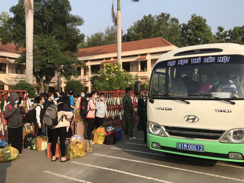 354 sinh viên ĐH Thủ Dầu Một được về nhà sau cái Tết trong khu cách ly - Ảnh 5. 354 sinh viên ĐH Thủ Dầu Một được về nhà sau cái Tết trong khu cách ly - Ảnh 5.