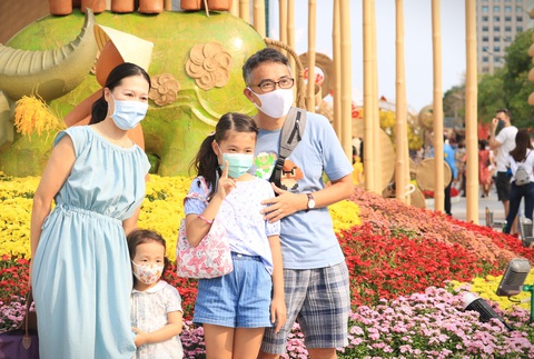 Kéo dài thời gian mở cửa đường hoa Nguyễn Huệ đến mùng 5 Tết - Ảnh 1. Kéo dài thời gian mở cửa đường hoa Nguyễn Huệ đến mùng 5 Tết - Ảnh 1.