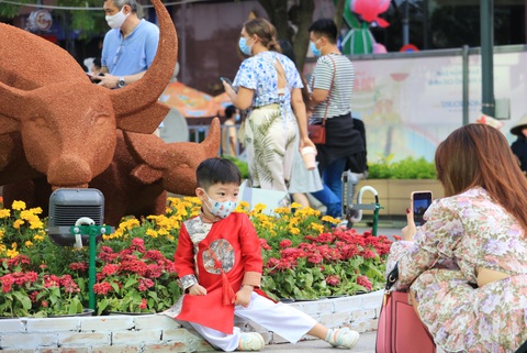 Kéo dài thời gian mở cửa đường hoa Nguyễn Huệ đến mùng 5 Tết - Ảnh 2. Kéo dài thời gian mở cửa đường hoa Nguyễn Huệ đến mùng 5 Tết - Ảnh 2.