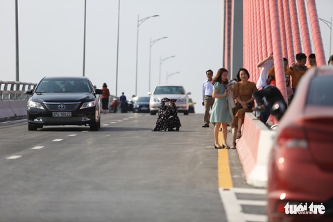Cây cầu lớn nối liền hai tỉnh thành nơi chụp ảnh check in bát nháo - Ảnh 4. Cây cầu lớn nối liền hai tỉnh thành nơi chụp ảnh check in bát nháo - Ảnh 4.