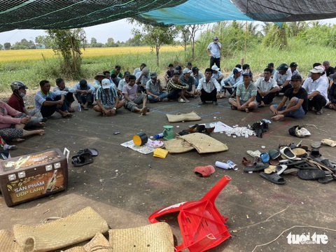 Che bạt lớn để đá gà, lắc bầu cua, 41 người bị bắt tại trận - Ảnh 1. Che bạt lớn để đá gà, lắc bầu cua, 41 người bị bắt tại trận - Ảnh 1.