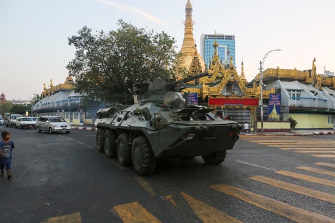 Quân đội Myanmar đưa xe bọc thép vào 3 thành phố cảnh cáo người biểu tình - Ảnh 1. Quân đội Myanmar đưa xe bọc thép vào 3 thành phố cảnh cáo người biểu tình - Ảnh 1.
