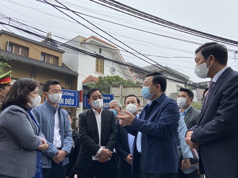 Bí thư Hà Nội đến khách sạn Somerset West Point đang phong tỏa nghiêm ngặt - Ảnh 2. Bí thư Hà Nội đến khách sạn Somerset West Point đang phong tỏa nghiêm ngặt - Ảnh 2.
