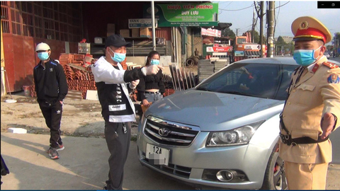 Tài xế không mang giấy tờ xe, không cho đo nồng độ cồn, còn livestream trên mạng - Ảnh 1. Tài xế không mang giấy tờ xe, không cho đo nồng độ cồn, còn livestream trên mạng - Ảnh 1.