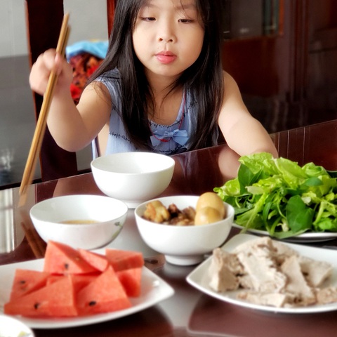 Tết xưa - Tết nay: Phút 89 của ngày 30 Tết, ba tôi đi mua đầu heo dội chợ - Ảnh 1. Tết xưa - Tết nay: Phút 89 của ngày 30 Tết, ba tôi đi mua đầu heo dội chợ - Ảnh 1.