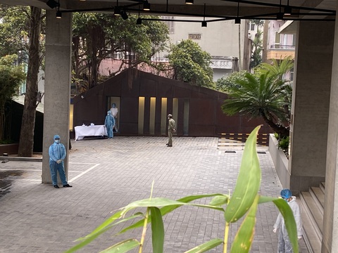 Bí thư Hà Nội đến khách sạn Somerset West Point đang phong tỏa nghiêm ngặt - Ảnh 4. Bí thư Hà Nội đến khách sạn Somerset West Point đang phong tỏa nghiêm ngặt - Ảnh 4.