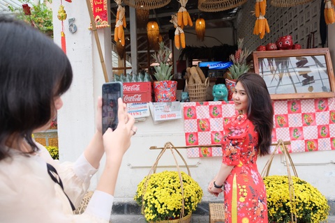 TP.HCM: Hàng quán hồi hộp mở cửa buôn bán đầu năm mới - Ảnh 1. TP.HCM: Hàng quán hồi hộp mở cửa buôn bán đầu năm mới - Ảnh 1.