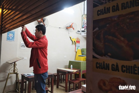 Hà Nội: Nhà hàng phục vụ trong nhà được hoạt động, ngồi cách nhau 1m có tấm chắn - Ảnh 1. Hà Nội: Nhà hàng phục vụ trong nhà được hoạt động, ngồi cách nhau 1m có tấm chắn - Ảnh 1.