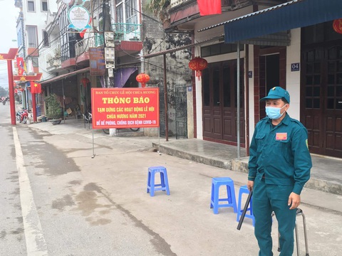Xử lý hành chính người bất chấp lệnh cấm, dẫn khách vào chùa Hương - Ảnh 2. Xử lý hành chính người bất chấp lệnh cấm, dẫn khách vào chùa Hương - Ảnh 2.