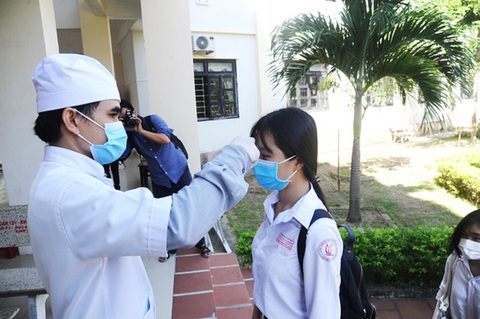 Học sinh đến trường phải mang khẩu trang, đo thân nhiệt - Ảnh 1. Học sinh đến trường phải mang khẩu trang, đo thân nhiệt - Ảnh 1.