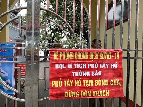 Đền chùa Hà Nội đóng cửa, người hành hương vái vọng, nhét tiền qua khe cổng - Ảnh 2. Đền chùa Hà Nội đóng cửa, người hành hương vái vọng, nhét tiền qua khe cổng - Ảnh 2.