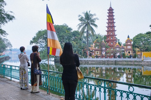 Đền chùa Hà Nội đóng cửa, người hành hương vái vọng, nhét tiền qua khe cổng - Ảnh 6. Đền chùa Hà Nội đóng cửa, người hành hương vái vọng, nhét tiền qua khe cổng - Ảnh 6.