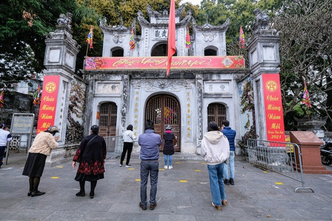 Đền chùa Hà Nội đóng cửa, người hành hương vái vọng, nhét tiền qua khe cổng - Ảnh 3. Đền chùa Hà Nội đóng cửa, người hành hương vái vọng, nhét tiền qua khe cổng - Ảnh 3.
