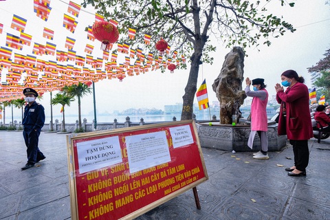 Đền chùa Hà Nội đóng cửa, người hành hương vái vọng, nhét tiền qua khe cổng - Ảnh 1. Đền chùa Hà Nội đóng cửa, người hành hương vái vọng, nhét tiền qua khe cổng - Ảnh 1.
