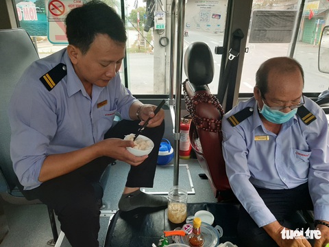 Trên những chuyến xe buýt vắng khách mùa Tết - Ảnh 1. Trên những chuyến xe buýt vắng khách mùa Tết - Ảnh 1.