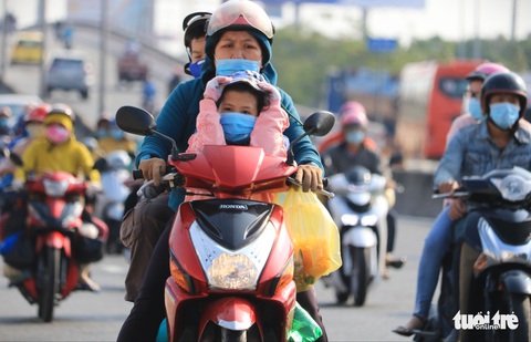 Bà con các tỉnh trở lại Sài Gòn sau Tết thưa hơn mọi năm, bến xe vẫn siết phòng dịch - Ảnh 2. Bà con các tỉnh trở lại Sài Gòn sau Tết thưa hơn mọi năm, bến xe vẫn siết phòng dịch - Ảnh 2.
