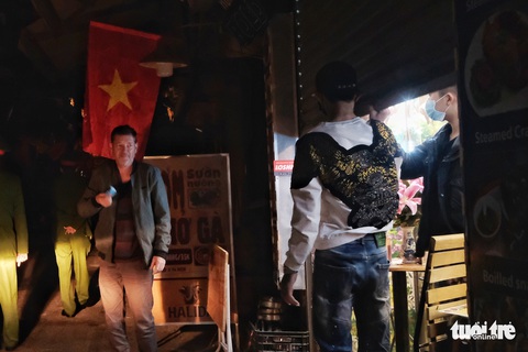 Hàng quán Hà Nội lúc 0h ngày 16-2 đồng loạt dọn bàn xếp ghế, đóng cửa - Ảnh 4. Hàng quán Hà Nội lúc 0h ngày 16-2 đồng loạt dọn bàn xếp ghế, đóng cửa - Ảnh 4.