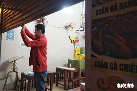 Hàng quán Hà Nội lúc 0h ngày 16-2 đồng loạt dọn bàn xếp ghế, đóng cửa - Ảnh 1. Hàng quán Hà Nội lúc 0h ngày 16-2 đồng loạt dọn bàn xếp ghế, đóng cửa - Ảnh 1.
