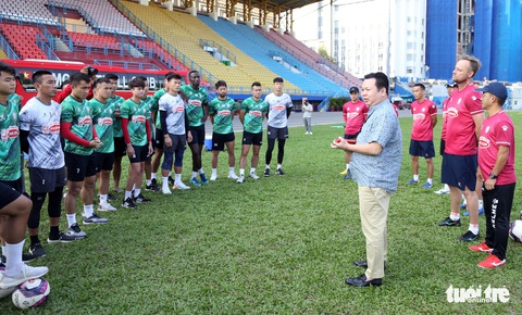 Sau lì xì đầu năm, Lee Nguyễn và các cầu thủ TP.HCM tập khai xuân gần 2 tiếng - Ảnh 1. Sau lì xì đầu năm, Lee Nguyễn và các cầu thủ TP.HCM tập khai xuân gần 2 tiếng - Ảnh 1.