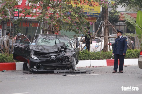 Ôtô lộn nhào, nát đầu sau khi đâm liên tiếp 4 xe khác chiều mùng 5 Tết - Ảnh 6. Ôtô lộn nhào, nát đầu sau khi đâm liên tiếp 4 xe khác chiều mùng 5 Tết - Ảnh 6.