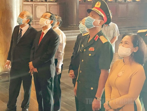 Lãnh đạo TP.HCM dâng hương tại đền tưởng niệm khu lịch sử truyền thống cách mạng - Ảnh 4. Lãnh đạo TP.HCM dâng hương tại đền tưởng niệm khu lịch sử truyền thống cách mạng - Ảnh 4.