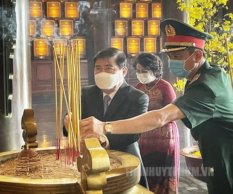 Lãnh đạo TP.HCM dâng hương tại đền tưởng niệm khu lịch sử truyền thống cách mạng - Ảnh 3. Lãnh đạo TP.HCM dâng hương tại đền tưởng niệm khu lịch sử truyền thống cách mạng - Ảnh 3.