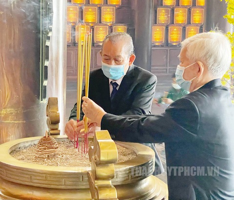 Lãnh đạo TP.HCM dâng hương tại đền tưởng niệm khu lịch sử truyền thống cách mạng - Ảnh 2. Lãnh đạo TP.HCM dâng hương tại đền tưởng niệm khu lịch sử truyền thống cách mạng - Ảnh 2.