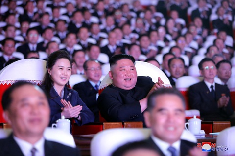 Vợ ông Kim Jong Un xuất hiện sau hơn một năm, bị đồn mang thai - Ảnh 1. Vợ ông Kim Jong Un xuất hiện sau hơn một năm, bị đồn mang thai - Ảnh 1.