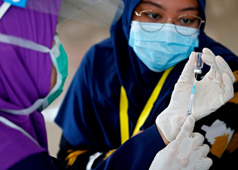 Indonesia phạt nặng người không chịu tiêm vắc xin COVID-19 - Ảnh 1. Indonesia phạt nặng người không chịu tiêm vắc xin COVID-19 - Ảnh 1.
