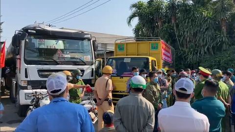 Chủ đóng cửa khu công nghiệp, doanh nghiệp không có lối vào - Ảnh 2. Chủ đóng cửa khu công nghiệp, doanh nghiệp không có lối vào - Ảnh 2.