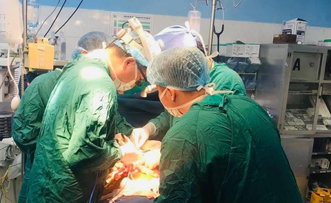 Bé gái 1 tuổi bị mảnh ly vỡ đâm vào bụng, lòi ruột non - Ảnh 1. Bé gái 1 tuổi bị mảnh ly vỡ đâm vào bụng, lòi ruột non - Ảnh 1.